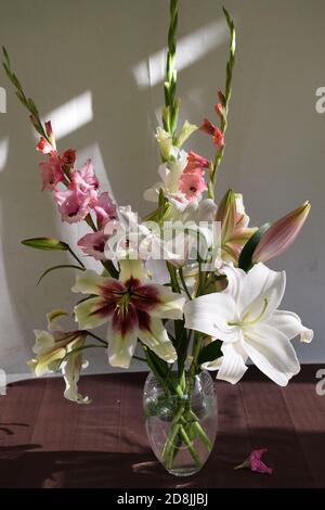 Bouquet de lys nuance de roses Stock Photo