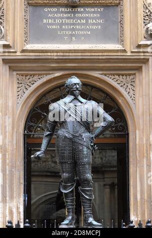 Bodleian Library Oxford UK - bronze statue of William Herbert, 3rd Earl of Pembroke (1580–1630) outside the entrance to the Old Bodleian Library Stock Photo