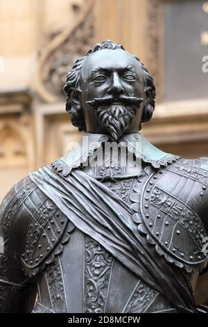 Bodleian Library Oxford UK - bronze statue of William Herbert, 3rd Earl of Pembroke (1580–1630) outside the entrance to the Old Bodleian Library Stock Photo