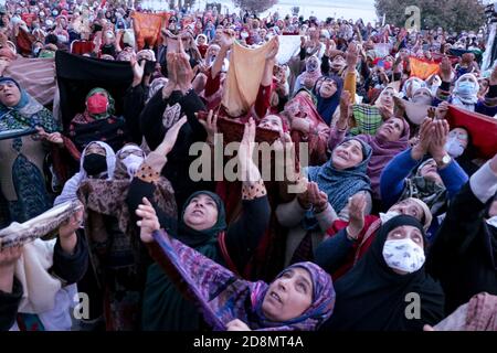 Srinagar, India. 30th Oct, 2020. (10/30/2020) Kashmiri Muslim devotees look towards a cleric (not seen in the picture) displaying the holy relic believed to be the whisker from the beard of the Prophet Mohammed, at Hazratbal shrine on the Eid-e-Milad, or the birth anniversary of Prophet Mohammad in Srinagar (Photo by Adil Abass/Pacific Press/Sipa USA) Credit: Sipa USA/Alamy Live News Stock Photo
