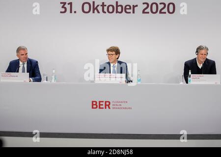 31 October 2020, Brandenburg, Schönefeld: Carsten Spohr (l-r), Chairman of the Board of Management of Deutsche Lufthansa AG, Engelbert Lütke Daldrup, Chairman of the Board of Management of Flughafen Berlin Brandenburg GmbH (FBB), and Johan Lundgren, Chairman of the Board of Management of the airline Easyjet, take part in a press conference in Terminal 1 of the Capital Airport Berlin Brandenburg 'Willy Brandt' (BER). The airport will open on 31.10.2020 after a long delay. Photo: Christoph Soeder/dpa Stock Photo