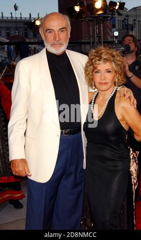 June 30, 2003 - Las Vegas, NEVADA, UNITED STATES - K31423FB -.LEAGUE OF EXTRAORDINARY GENTLEMEN - PREMIERE AT.THE VENETIAN HOTEL IN LAS VEGAS, NV. -.6/30/2003 . FITZROY BARRETT /    2003 .SEAN CONNERY AND WIFE MICHELINE(Credit Image: © Fitzroy Barrett/ZUMA Wire) Stock Photo