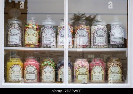 Jars of sweets in the window of the cotswold sweet company. Stow on the Wold, Cotswolds, Gloucestershire, England Stock Photo