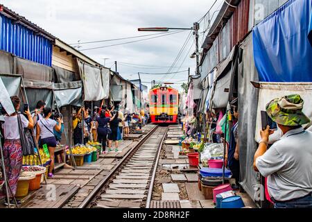 Mae Klong Railway Market (Hoop Rom Market)