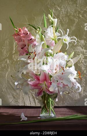 Bouquet de lys nuance de roses Stock Photo