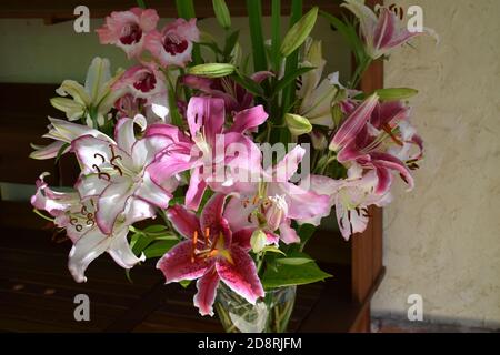 Bouquet de lys nuance de roses Stock Photo