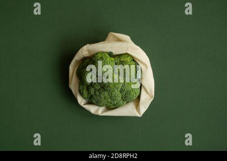 Broccoli in a reusable cotton mesh shopping bag. Zero waste concept. Eco-friendly lifestyle. Zero waste, healthy, vegan and clean eating concept Stock Photo