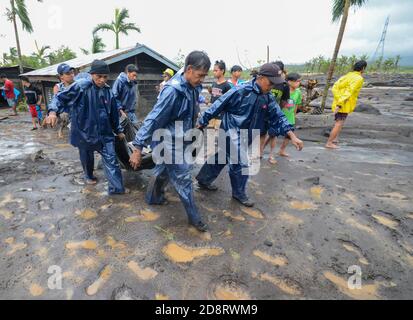 Albay Province, Philippines. 1st Nov, 2020. Emergency responders carry the body of a person who was buried in mud after a flood brought by the heavy rains from typhoon Goni in Albay Province, the Philippines, Nov. 1, 2020. Super Typhoon Goni barrelled into the southern part of the Philippines' main Luzon island with 'catastrophic violent winds and intense torrential rains' on Sunday, triggering flash floods and mudslides that killed at least four people. Credit: Str/Xinhua/Alamy Live News Stock Photo