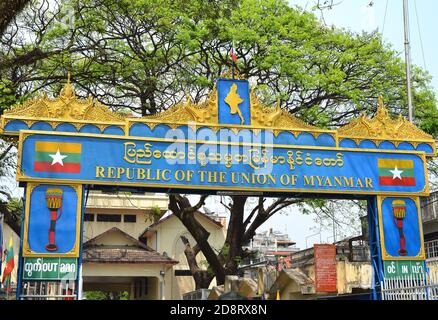 Tachileik, Myanmar - Januar 24, 2019: Tourists visited Tachileik border market from Mae Sai, Thailand. Tachilek or Tha Khi Lek is a border town in the Stock Photo