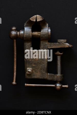 Old locksmith vise on a workbench Stock Photo - Alamy
