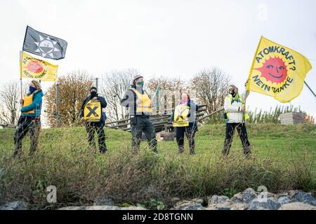 Nordenham, Germany. 01st Nov, 2020. Activists from 'Stop Castor' are standing with flags saying 'Nuclear Power? No thanks' near the Union Pier in Nordenham, where the ship carrying six Castors with highly radioactive nuclear waste is expected to arrive. Credit: Mohssen Assanimoghaddam/dpa/Alamy Live News Stock Photo