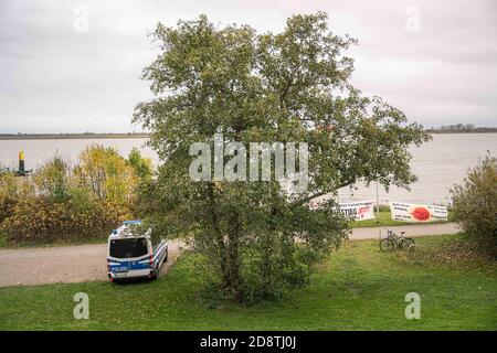 Nordenham, Germany. 01st Nov, 2020. A police emergency vehicle is parked in front of the Weser next to a tree. The federal police does not expect the expected Castor transport in Germany until Monday at the earliest. Credit: Mohssen Assanimoghaddam/dpa/Alamy Live News Stock Photo