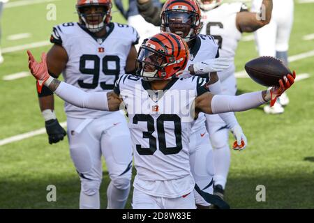 Cincinnati, OH, EE.UU. 1 de noviembre de 2020. Logan Wilson #55 de los Cincinnati  Bengals reacciona después de un saco durante la acción del partido de  fútbol de la NFL entre los