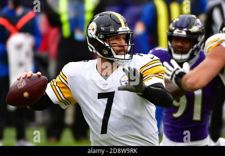 Jacksonville, FL, USA. 5th Nov, 2017. Jacksonville Jaguars defensive end  Yannick Ngakoue (91) during the 2nd half NFL football game between the  Cincinnati Bengals and the Jacksonville Jaguars. Jacksonville defeated  Cincinnati 23-7