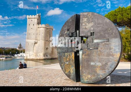 France, Charente-Maritime (17), La Rochelle, Vieux port, Tour Saint Nicolas tower and modern sculpture from Francois Cante-Pacos in tribute to Michel Stock Photo