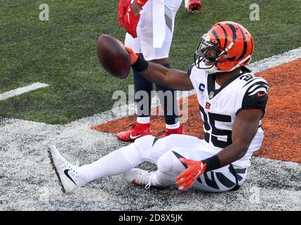 Photo: Titans' Derrick Henry Break Free from Bengals LeShaun Sims -  JPS20201101007 