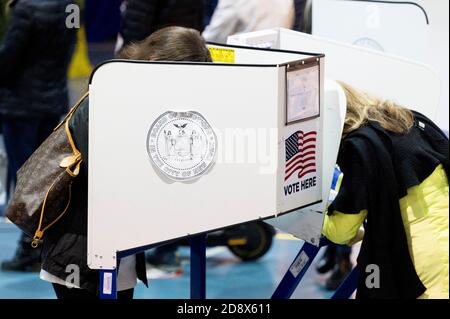 New York, NY, USA. 1st Nov, 2020. November 1, 2020 - New York, NY, United States: Voters filling out a ballot at early voting in New York City. Credit: Michael Brochstein/ZUMA Wire/Alamy Live News Stock Photo