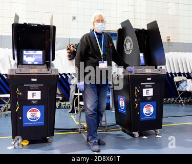 New York, NY, USA. 1st Nov, 2020. November 1, 2020 - New York, NY, United States: Pollworker standing by two ballot scanners at early voting in New York City. Credit: Michael Brochstein/ZUMA Wire/Alamy Live News Stock Photo