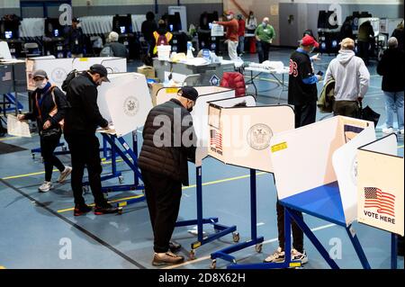 New York, NY, USA. 1st Nov, 2020. November 1, 2020 - New York, NY, United States: Early voting in New York City. Credit: Michael Brochstein/ZUMA Wire/Alamy Live News Stock Photo