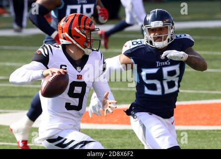 Cincinnati, United States. 01st Nov, 2020. Cincinnati Bengals half back  Giovani Bernard (25) dives into the end zone for the touchdown under  pressure from Tennessee Titans' Jayon Brown (55) during the first