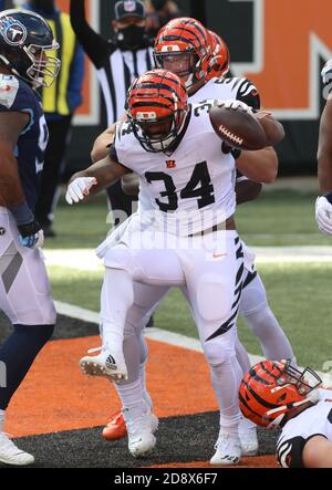 Cincinnati, United States. 01st Nov, 2020. Cincinnati Bengals half back  Giovani Bernard (25) dives into the end zone for the touchdown under  pressure from Tennessee Titans' Jayon Brown (55) during the first