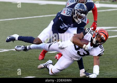 Photo: Titans' Derrick Henry Break Free from Bengals LeShaun Sims -  JPS20201101007 