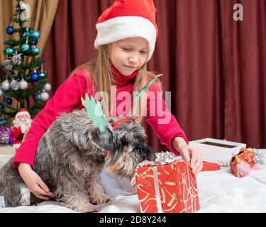 Papai Noel Dá Um Presente Para a Garota No Shopping Mall Noel Autêntico  Falando E Jogando Jogos Surpresa Com Crianças Imagem de Stock - Imagem de  venda, santo: 200754171