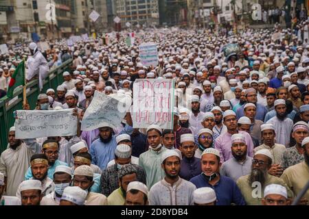 Dhaka, Dhaka, Bangladesh. 2nd Nov, 2020. Hefazat-e- Islam Bangladesh leaders and activists take part in an anti-France demonstration and to march towards and lay siege on the French Embassy in Dhaka, Bangladesh on November 02, 2020. Credit: Zabed Hasnain Chowdhury/ZUMA Wire/Alamy Live News Stock Photo