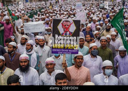 Dhaka, Dhaka, Bangladesh. 2nd Nov, 2020. Hefazat-e- Islam Bangladesh leaders and activists take part in an anti-France demonstration and to march towards and lay siege on the French Embassy in Dhaka, Bangladesh on November 02, 2020. Credit: Zabed Hasnain Chowdhury/ZUMA Wire/Alamy Live News Stock Photo