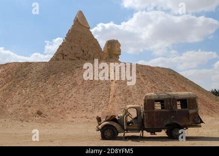 EGYPT, Cairo,  EMPC egyptian media production city with imitations of pyramid and Sphinx of Giza for film shootings / AEGYPTEN, Kairo , EMPC aegyptische Medienproduktion Stadt in der Wueste, Nachbau der Pyramiden und Sphinx von Gizeh für Filmproduktionen Stock Photo