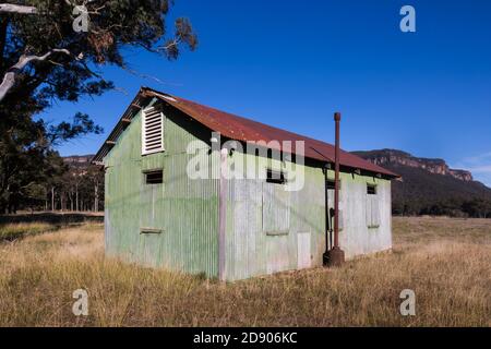 An old corrugated tin storage shed, Megalong Valley, The Blue Mountains, NSW, Australia. Stock Photo