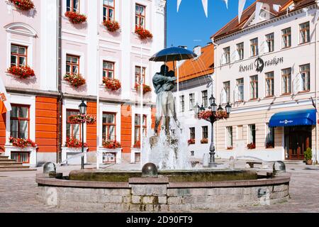 Tartu, Estonia - July 27, 2019: 'The Kissing Students' sculpture and fountain is one of the most recognised symbols of Tartu. A fountain has stood in Stock Photo