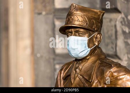 Edinburgh, United Kingdom. 02 November, 2020 Pictured: L to R The statue of General Stanislaw Maczek is bedecked with a medical mask. Edinburgh enters into the Scottish Government Tier 3 of the COVID controls. Credit: Rich Dyson/Alamy Live News Stock Photo