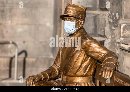 Edinburgh, United Kingdom. 02 November, 2020 Pictured: L to R The statue of General Stanislaw Maczek is bedecked with a medical mask. Edinburgh enters into the Scottish Government Tier 3 of the COVID controls. Credit: Rich Dyson/Alamy Live News Stock Photo