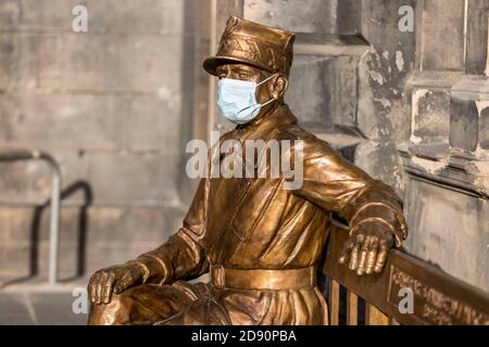 Edinburgh, United Kingdom. 02 November, 2020 Pictured: L to R The statue of General Stanislaw Maczek is bedecked with a medical mask. Edinburgh enters into the Scottish Government Tier 3 of the COVID controls. Credit: Rich Dyson/Alamy Live News Stock Photo