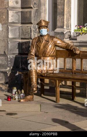 Edinburgh, United Kingdom. 02 November, 2020 Pictured: L to R The statue of General Stanislaw Maczek is bedecked with a medical mask. Edinburgh enters into the Scottish Government Tier 3 of the COVID controls. Credit: Rich Dyson/Alamy Live News Stock Photo