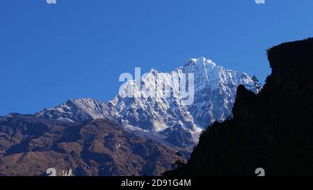 Mighty mountain Thamserku (6,623 m) in the himalayas seen from Mount Everest Base Camp Trek in Dudhkoshi valley near Manjo, Nepal. Stock Photo