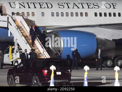 Opa Locka, United States. 01st Nov, 2020. November 1, 2020 - Opa-Locka, Florida, United States - U.S. President Donald Trump deplanes Air Force One as he arrives to speak at a campaign rally at Miami-Opa Locka Executive Airport on November 1, 2020 in Opa-Locka, Florida. President Trump held events in five states today, as he continues his campaign against Democratic presidential nominee Joe Biden two days before the November 3 election. Credit: Paul Hennessy/Alamy Live News