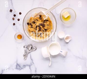 https://l450v.alamy.com/450v/2d93k4n/overhead-view-of-chocolate-chip-cookie-dough-measuring-spoons-and-cups-2d93k4n.jpg