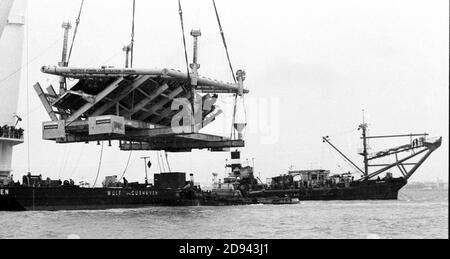 THE MARY ROSE IS RAISED FROM THE SEA BED OFF PORTSMOUTH, PORTSMOUTH 1982 Stock Photo