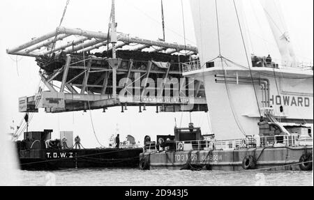 THE MARY ROSE IS RAISED FROM THE SEA BED OFF PORTSMOUTH,  PORTSMOUTH 1982 Stock Photo