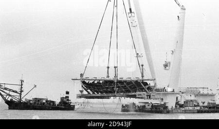 THE MARY ROSE IS RAISED FROM THE SEA BED OFF PORTSMOUTH, . PORTSMOUTH 1982 Stock Photo