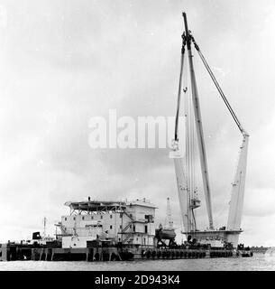 THE GIANT LIFTING FRAME WHICH IS TO RAISE THE MARY ROSE FROM THE BED OF THE SOLENT.  PORTSMOUTH 1982 Stock Photo