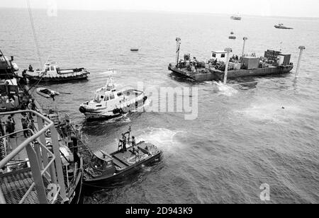 THE MARY ROSE LIFTING FRAME IS MANOUVERED INTO POSITION.  PORTSMOUTH 1982 Stock Photo