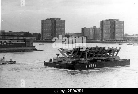 THE 125 TON LIFTING CRADLE LEAVES PORTSMOUTH HARBOUR. THE FRAME WAS POSITIONED ALONGSIDE THE MARY ROSE AS THE FINAL STAGES OF THE PROJECT GET UNDER WAY.  PORTSMOUTH 1982 Stock Photo