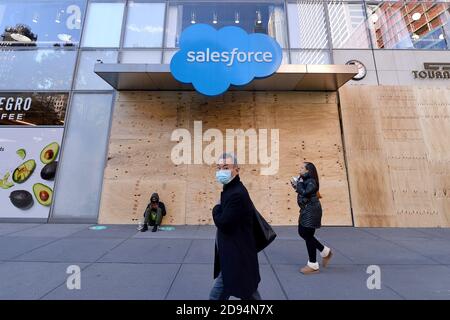 New York City, USA. 02nd Nov, 2020. On the eve of the U.S. Presidential Elections, retail spaces have boarded up their windows in case of election unrest, New York, NY, November 2, 2020. Retailers across the country are boarding up their stores to stem any damages to their stores in case of election-related protest or unrest. (Anthony Behar/Sipa USA) Credit: Sipa USA/Alamy Live News Stock Photo