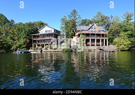 Lake Santeetlah, North Carolina - October, 2020 - Lake homes on lakeshore in autumn. Stock Photo