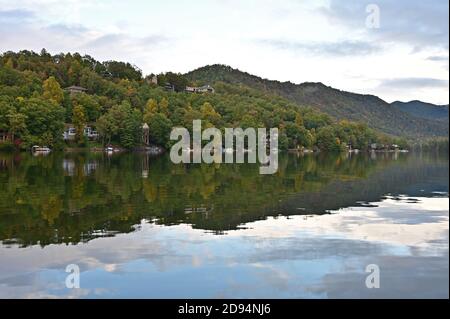 Lake Santeetlah, North Carolina - October, 2020 - Lake homes on lakeshore in autumn. Stock Photo