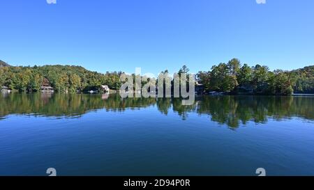 Lake Santeetlah, North Carolina - October, 2020 - Lake homes on lakeshore in autumn. Stock Photo