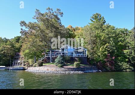 Lake Santeetlah, North Carolina - October, 2020 - Lake homes on lakeshore in autumn. Stock Photo